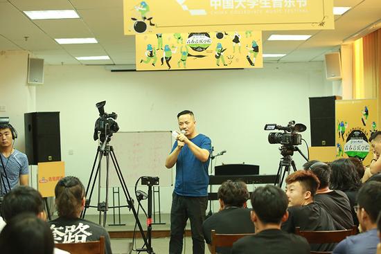 布衣乐队主唱吴宁越化身“摇滚教师”，并与学员一起实战表演