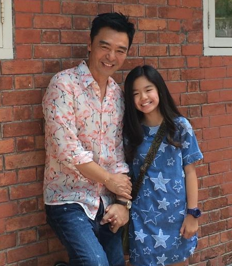 钟镇涛与女儿合唱音乐会气氛温情动人