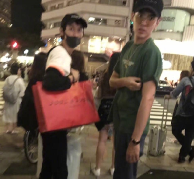 网友日本购物偶遇吴亦凡，目光却被锁定在助理身上
