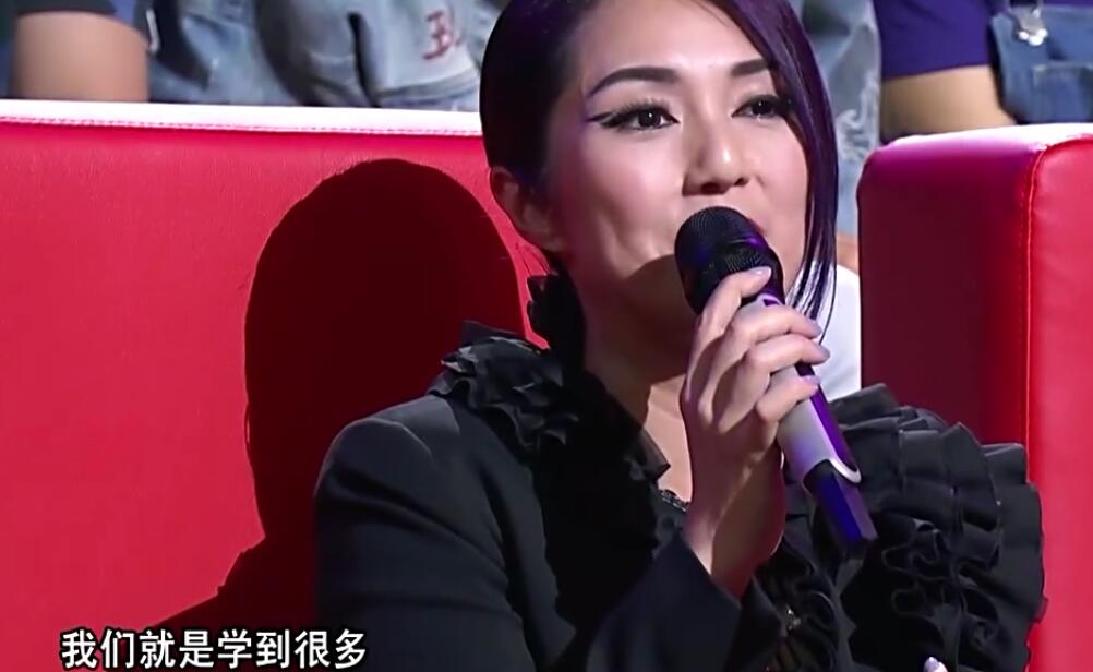 杨千嬅登台《中国新歌声》，再现代表金曲《可惜我是水瓶座》