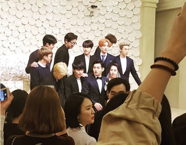 EXO参加声乐老师婚礼，化身职业伴郎团！