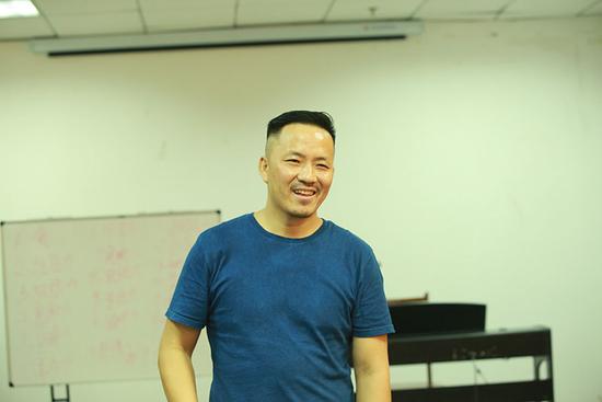 布衣乐队主唱吴宁越化身“摇滚教师”，并与学员一起实战表演