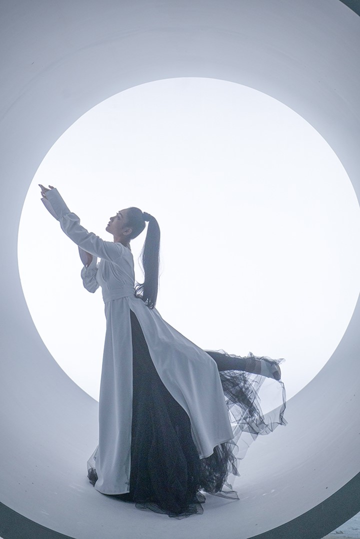 秦宇子《LUNA》MV首播，黄中平掌镜打造纯情朦胧少女