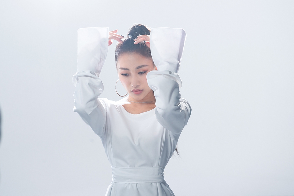 秦宇子《LUNA》MV首播，黄中平掌镜打造纯情朦胧少女