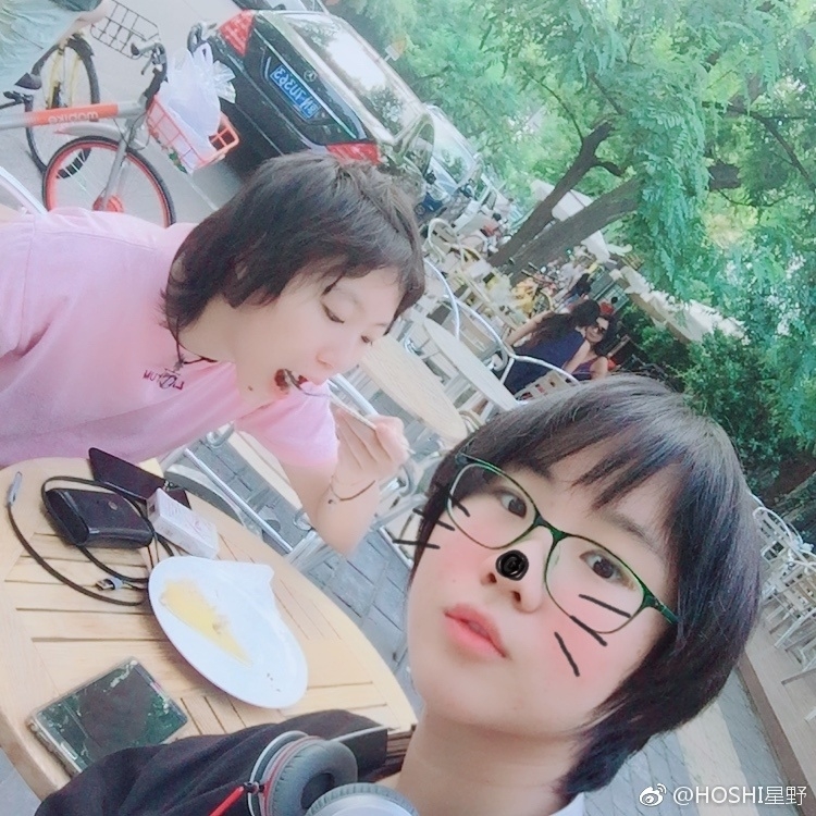 窦靖童变软妹子，身着粉色上衣陪妹妹过生日