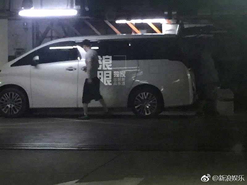 杨坤因为不堪私生饭骚扰