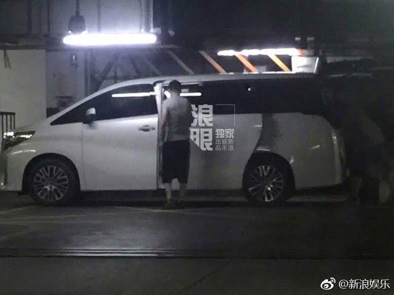 杨坤因为不堪私生饭骚扰
