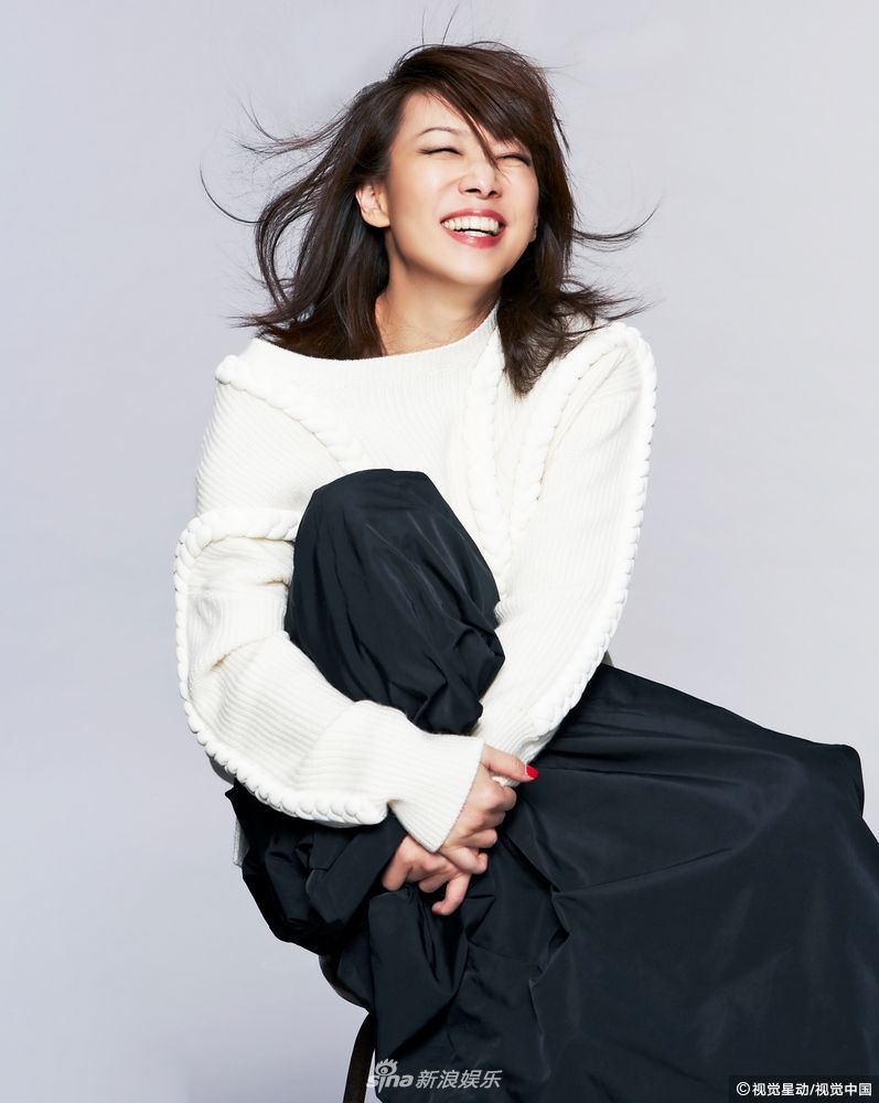 林忆莲红磡演唱会宣传照曝光，白衣黑裙透露知性美丽