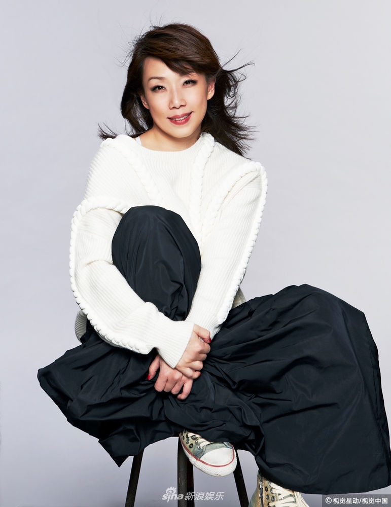 林忆莲红磡演唱会宣传照曝光，白衣黑裙透露知性美丽