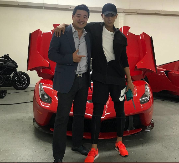 这是要买买买啊？黄子韬美国洛杉矶逛豪车，尽显土豪气质