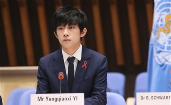 易烊千玺作为中国青年代表出席会议，世卫总部发表全英文演讲！