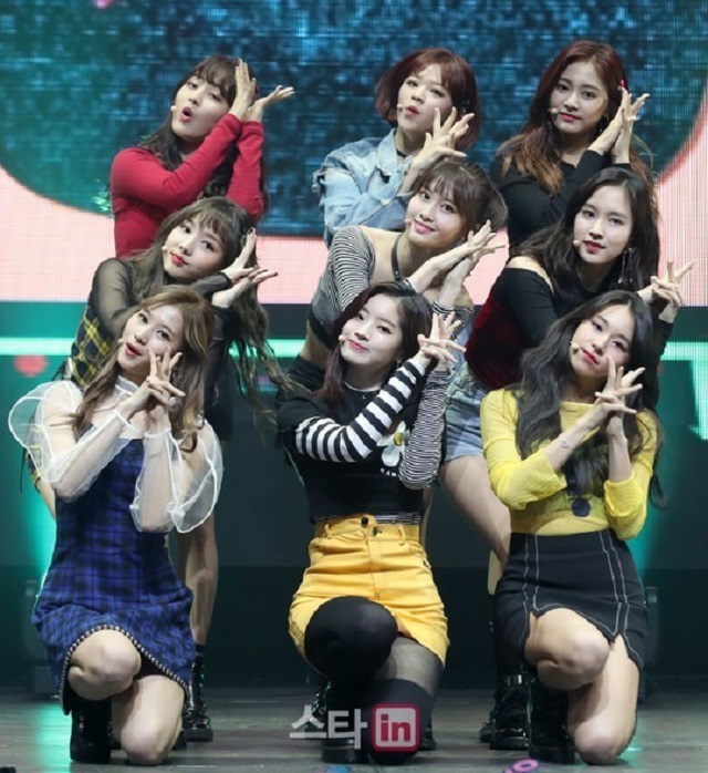 TWICE谦虚谈日本人气：归功于少女时代、Kara等团