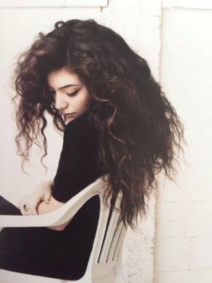年少成名的Lorde迎来21岁生日，新一代的摇滚女杰