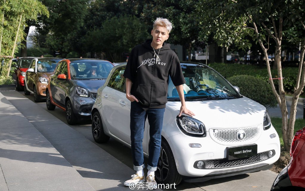 吴亦凡深夜现身球场，疑似拍摄Smart新短片