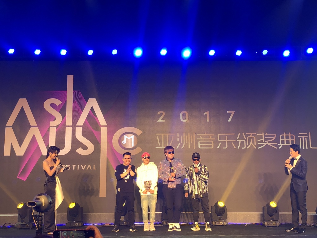 南征北战亚洲音乐盛典获奖，继续有态度、有追求地走下去