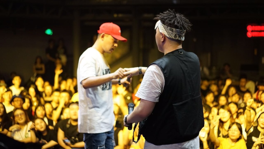 沙漠兄弟为电影唱作主题曲《说散就散》，“回忆杀”冲击观众泪腺